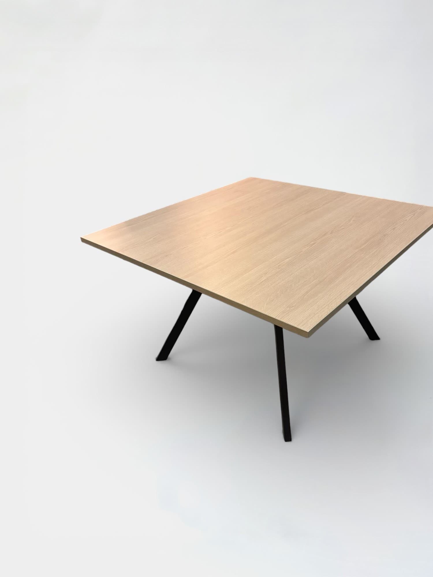 Table rectangulaire en chêne laminé de 120 cm avec pieds en métal noir