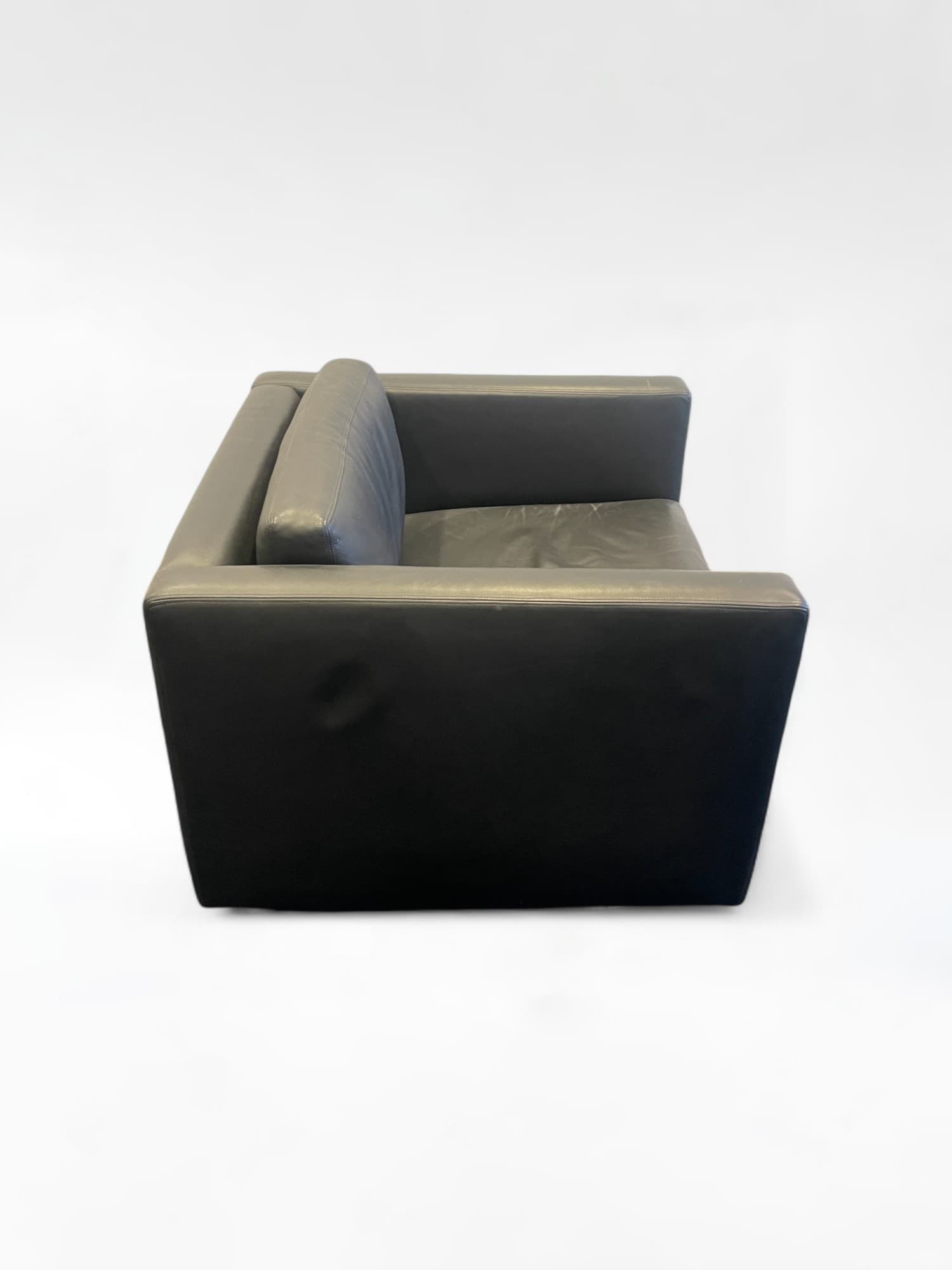 Fauteuil en cuir noir au design carré contemporain